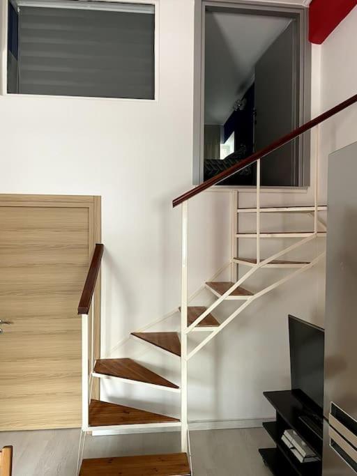 Comfy Apartment With Low Ceiling Attic Athens Ngoại thất bức ảnh