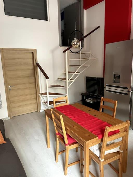Comfy Apartment With Low Ceiling Attic Athens Ngoại thất bức ảnh